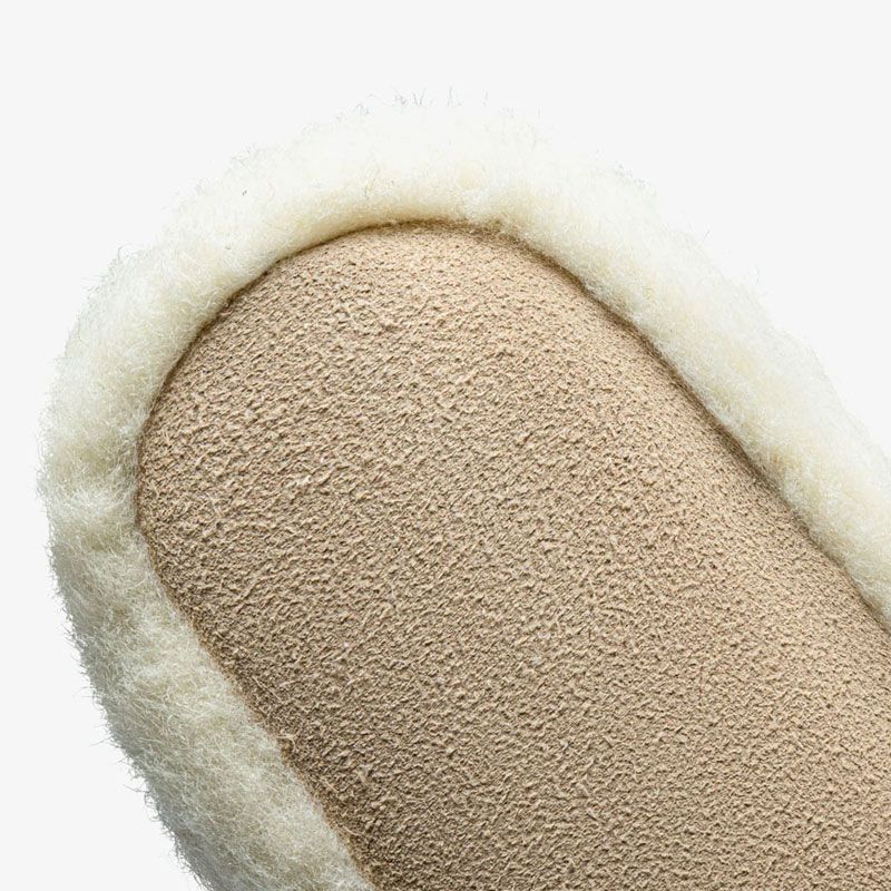 The Cozy Sheep - Høye ulltøfler - Hvit