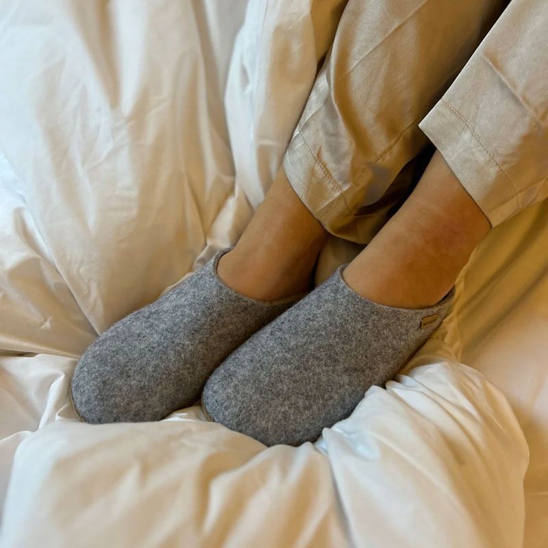 The Cozy Sheep - Filttøfler - Lys grå