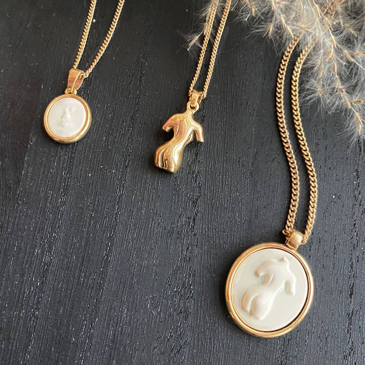 A&C Torso Enamel Face Necklace - Gold plated