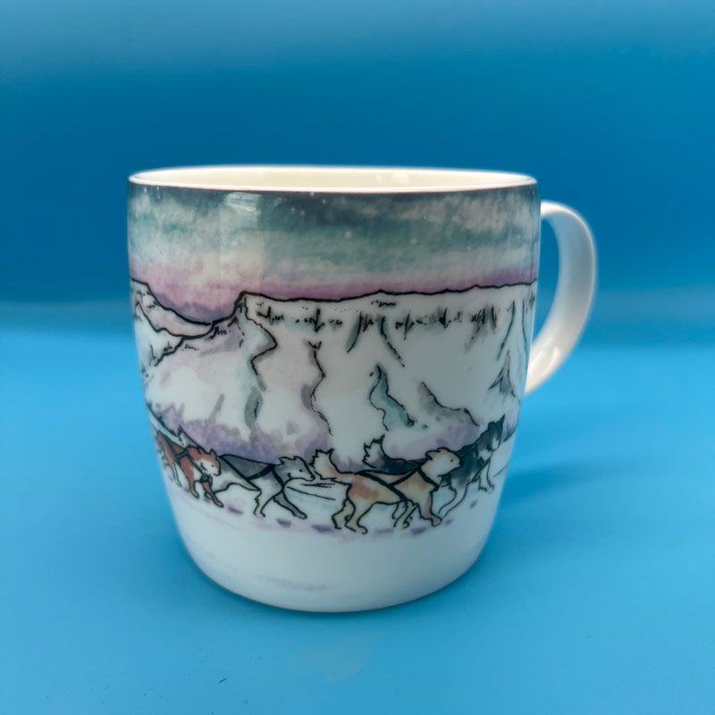 Northern Paws - Porselenskrus - Hundeslede under pastellhimmel