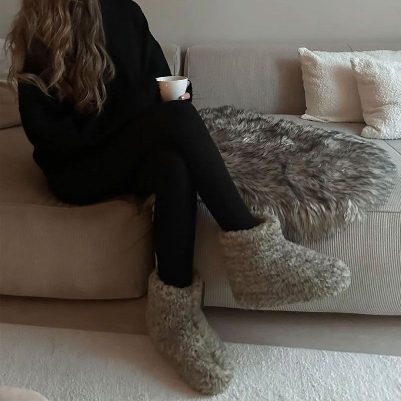 The Cozy Sheep - Høye ulltøfler - Lysegrå